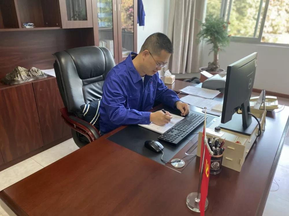 黨員立潮頭，領(lǐng)跑當(dāng)先鋒之十｜湯勇華：企業(yè)與職工的“潤滑劑”